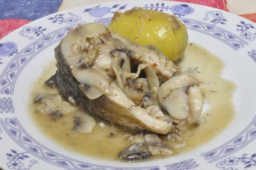 Jak uvařit kapr dušený na víně se žampiony? Snadné recept, připravený za 30 - 45 minut